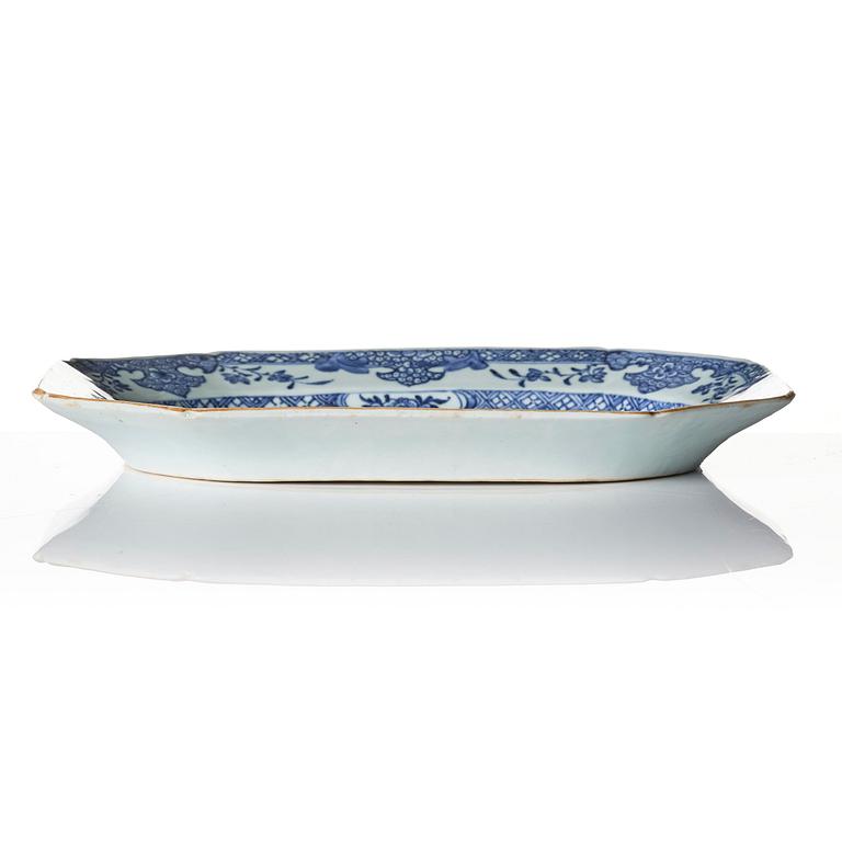 A pair of blue and white charges Qinalong.