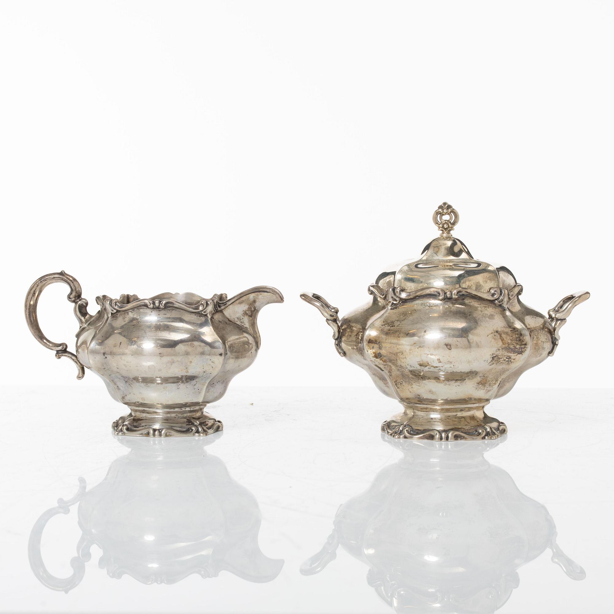 Gräddkanna och sockerskål, silver, importstämplar av CF Carlman, Stockholm 1930.