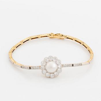 Armband guld och platina med en boutonformad pärla samt gammal- och åttkantslipade diamanter.