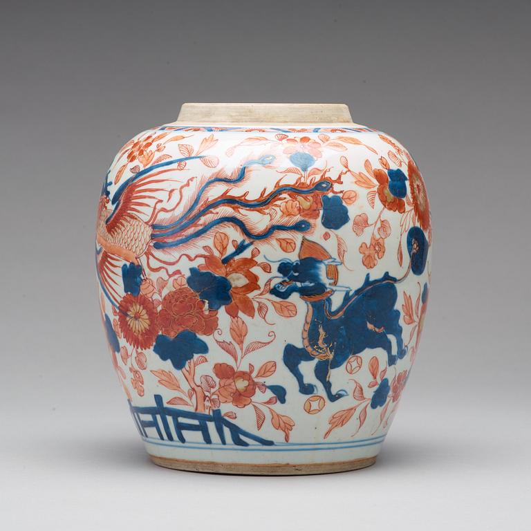 An imari jar, Qing dynasty, Kangxi (1662-1722).