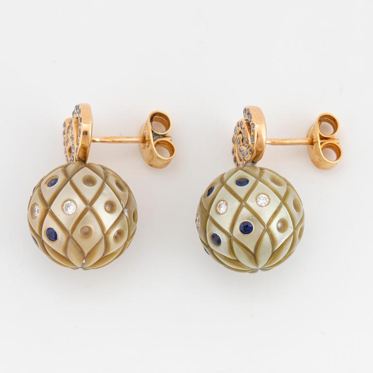 Fidji pearl, brilliant-cut diamonds and sapphire earrings.