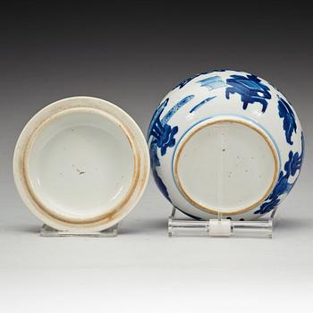 A blue and white box with cover, Qing dynasty, Kangxi (1662-1722).