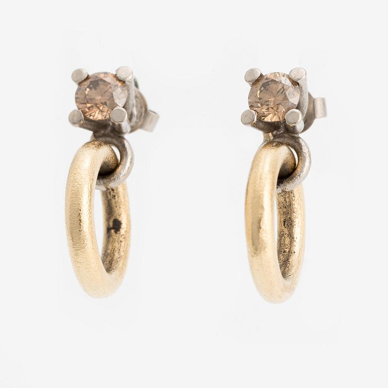 Örhängen, Sandberg, 18K guld med bruna briljantslipade diamanter.