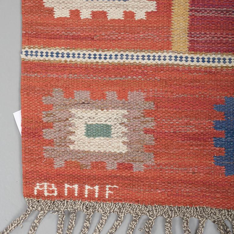 Märta Måås-Fjetterström, GALLERIMATTA, "Röd grön äng", rölakan, ca 346,5 x 151,5 cm, signerad AB MMF.