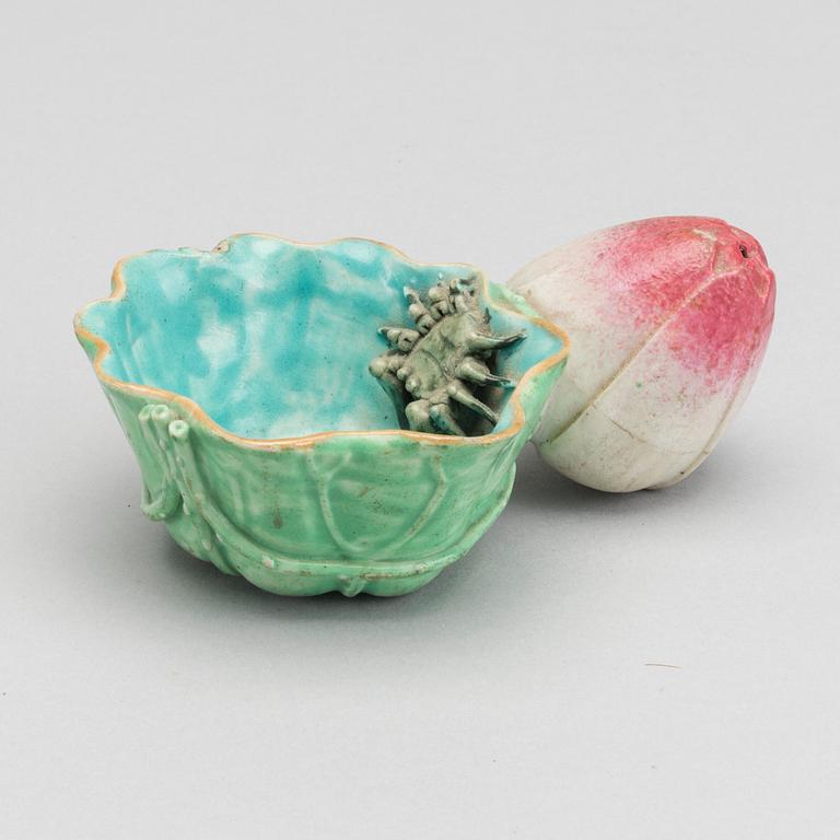 PENSELBAD med VATTENDROPPARE, porslin. Qing dynastin, 1800-tal.