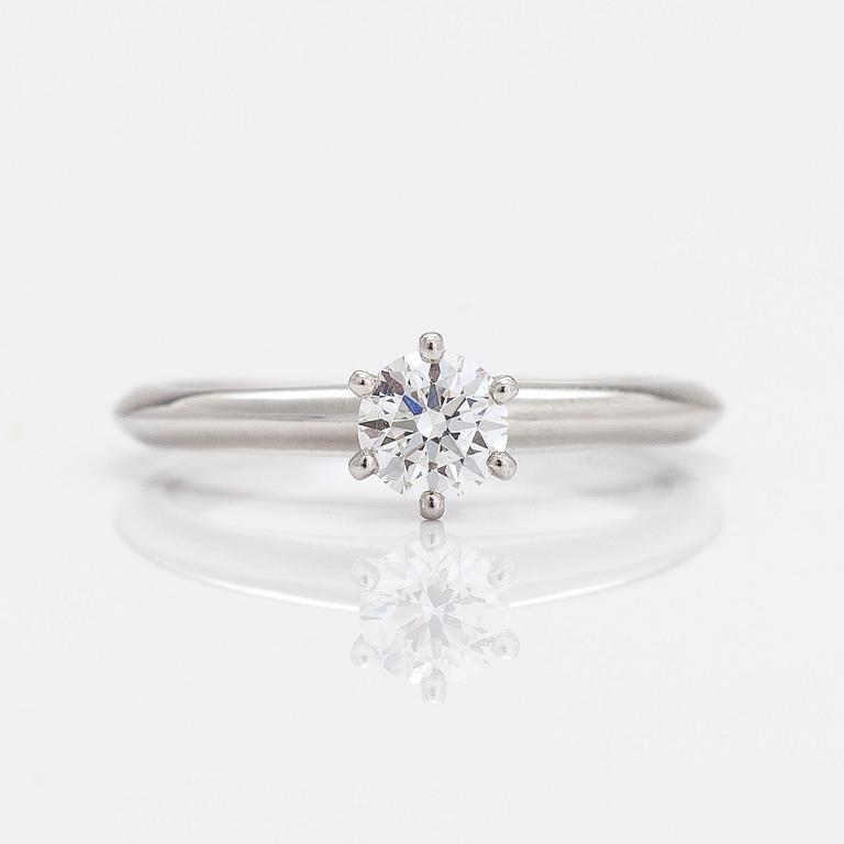 Tiffany & Co, ring, platina med briljantslipad diamant ca 0.34 ct enligt gravyr.