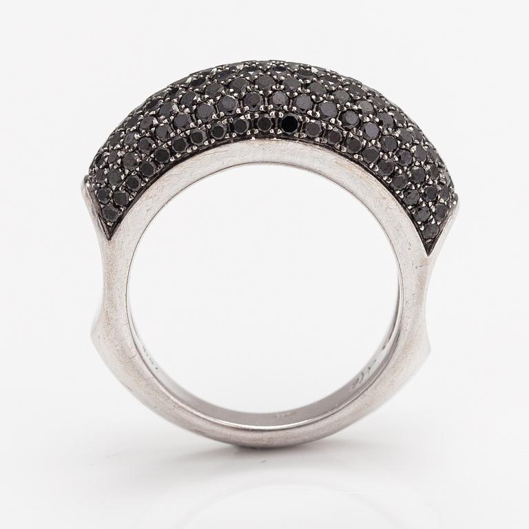 An 18K white gold ring with black diamonds ca. 1.70 ct in total.