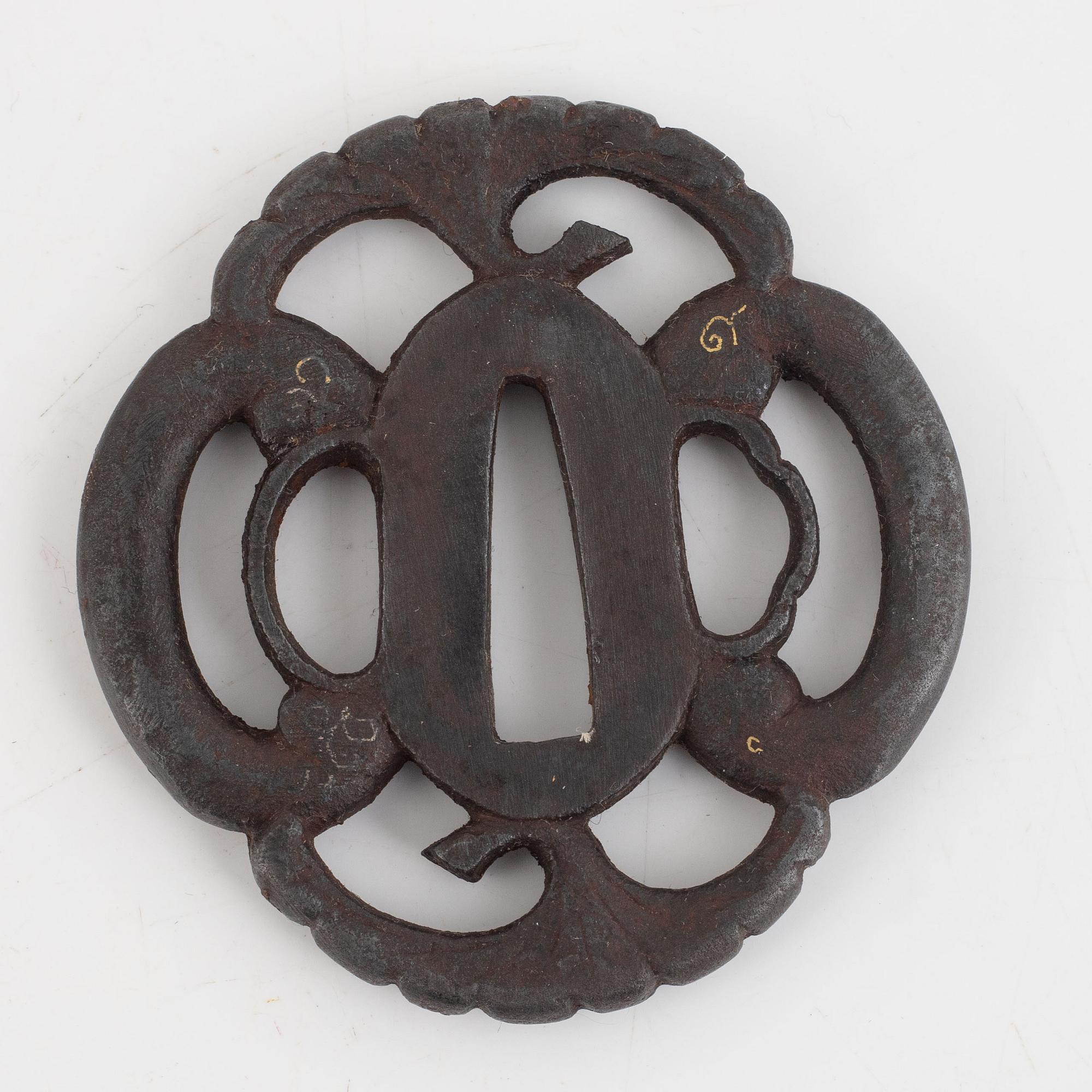 Tsuba, fyra stycken i kiri-box, järn och brons, 1700- och 1800-tal.