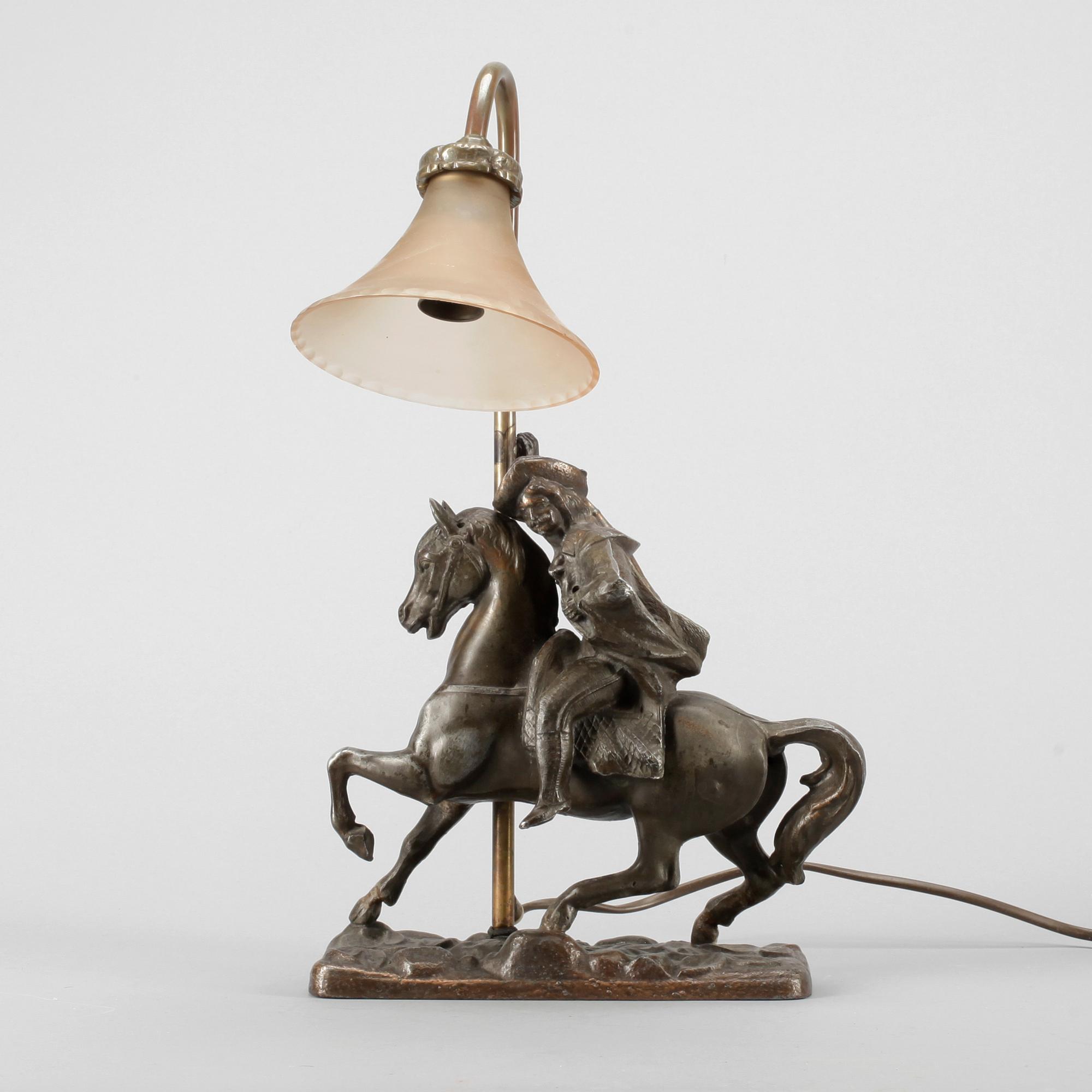 BORDSLAMPA, patinerad vitmetall, 1900-talets början.