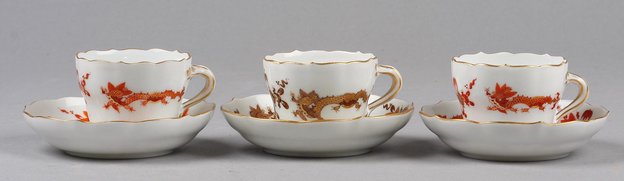 KAFFEKOPPAR MED FAT, 3 st, porslin, rokokostil, Meissen, 1900-tal.