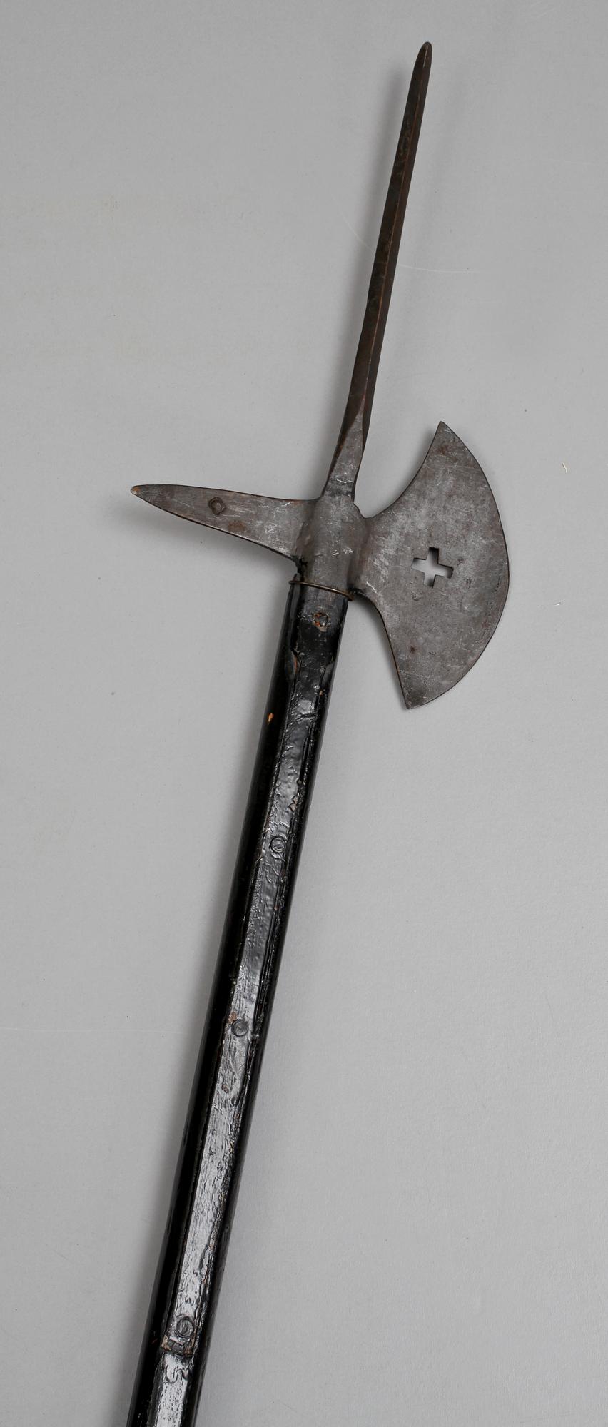 HILLEBARD, trä och järn. 1700/1800-tal.