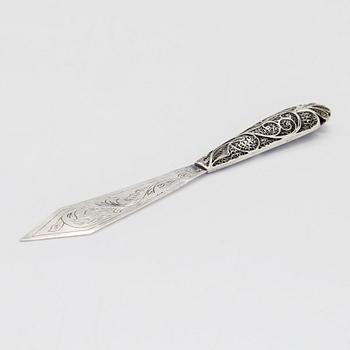 Tre silverdosor och brevkniv i filigran, silver. 1900-talets första hälft och 1800-talets andra hälft.
