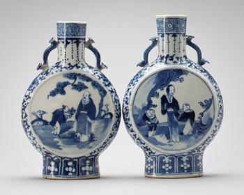 PILGRIMSFLASKOR, 2 snarlika. Porslin, Kina, 1900-talets början.