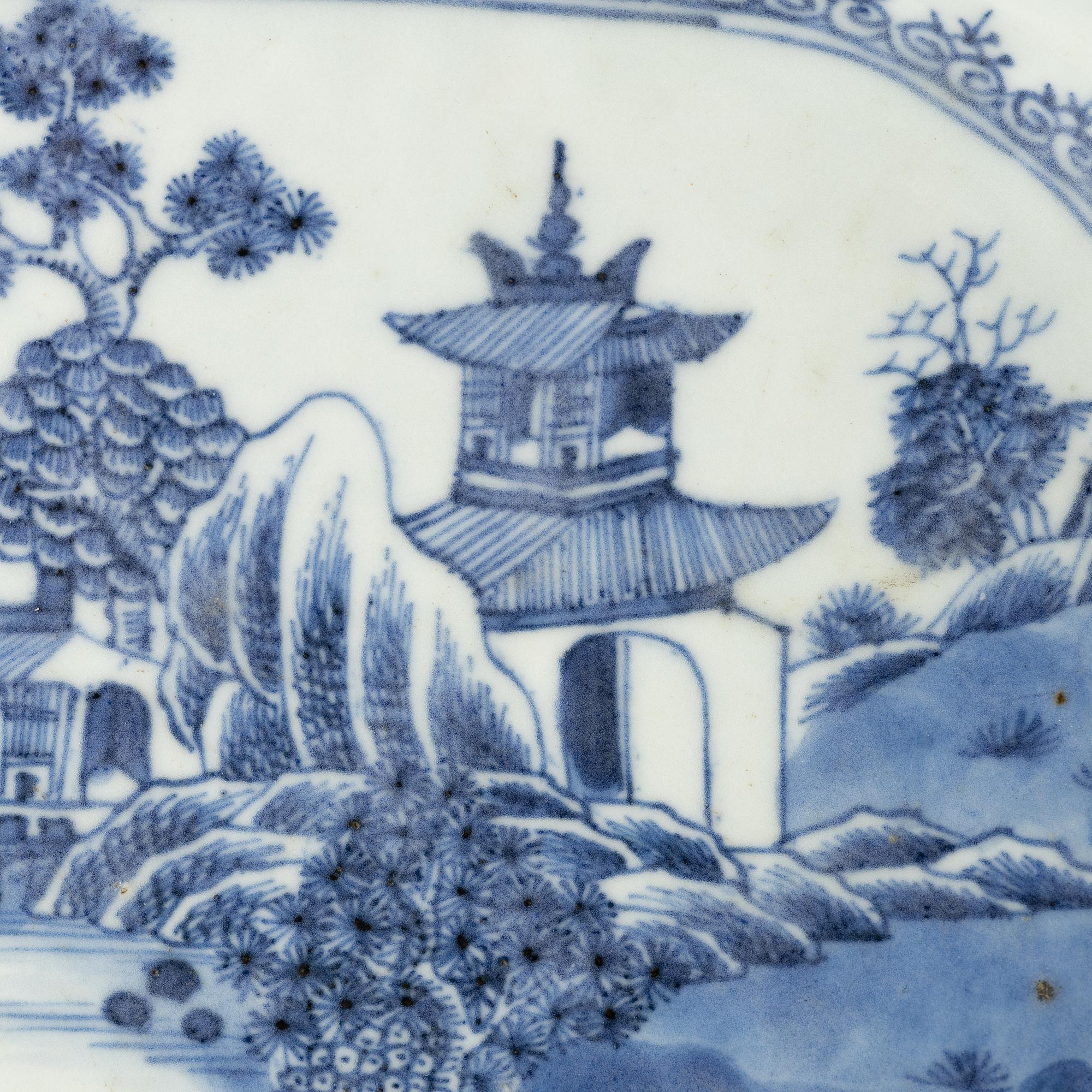 Stekfat, porslin. Qingdynastin, Qianlong (1736-95).