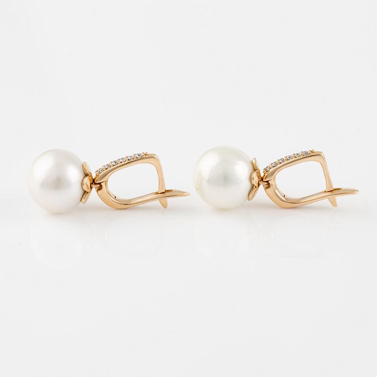 Ett par örhängen 18K guld med odlade sötvattenpärlor och runda briljantslipade diamanter.