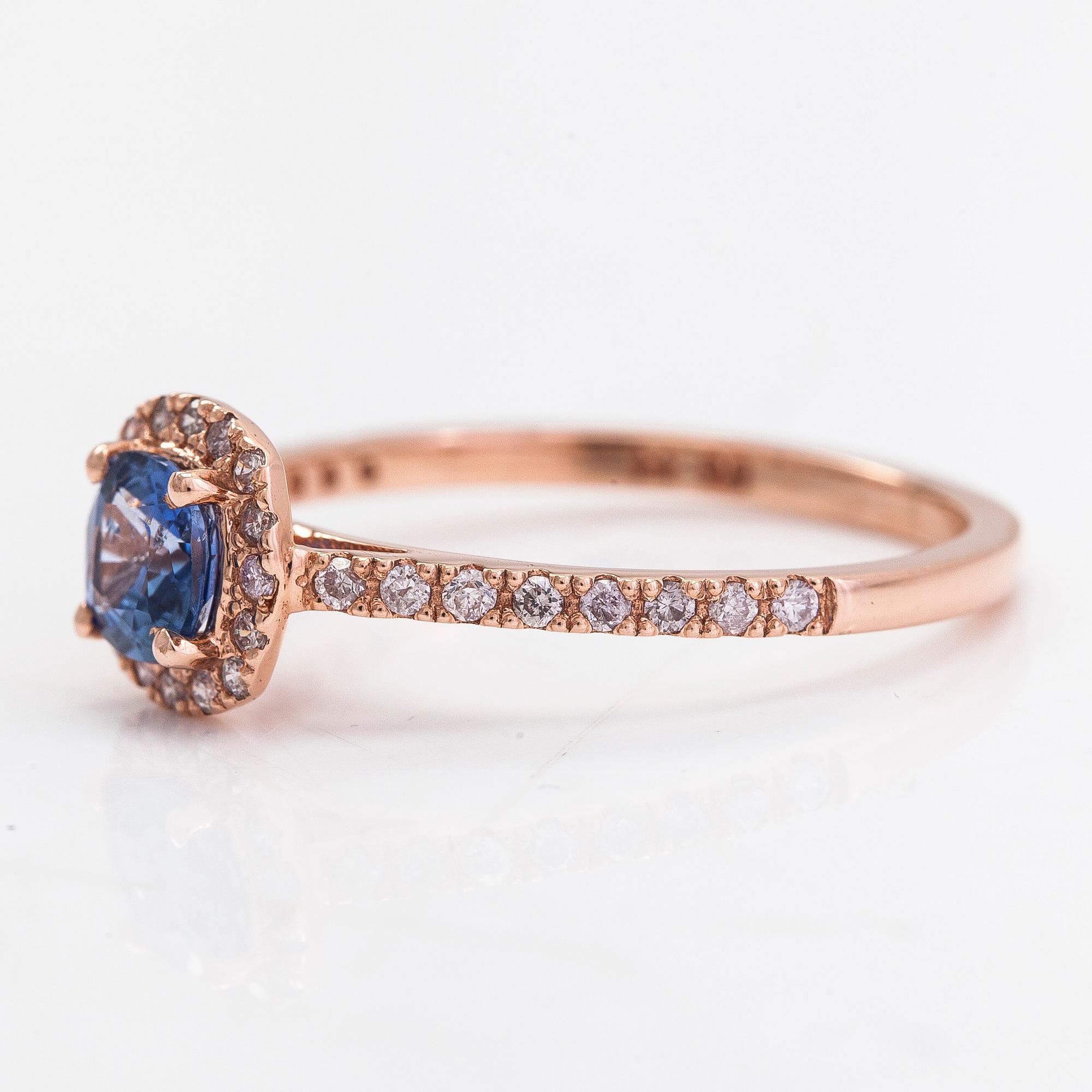 A 14K rosegold ring with a sapphire and diamonds ca 0.12 ct in total.