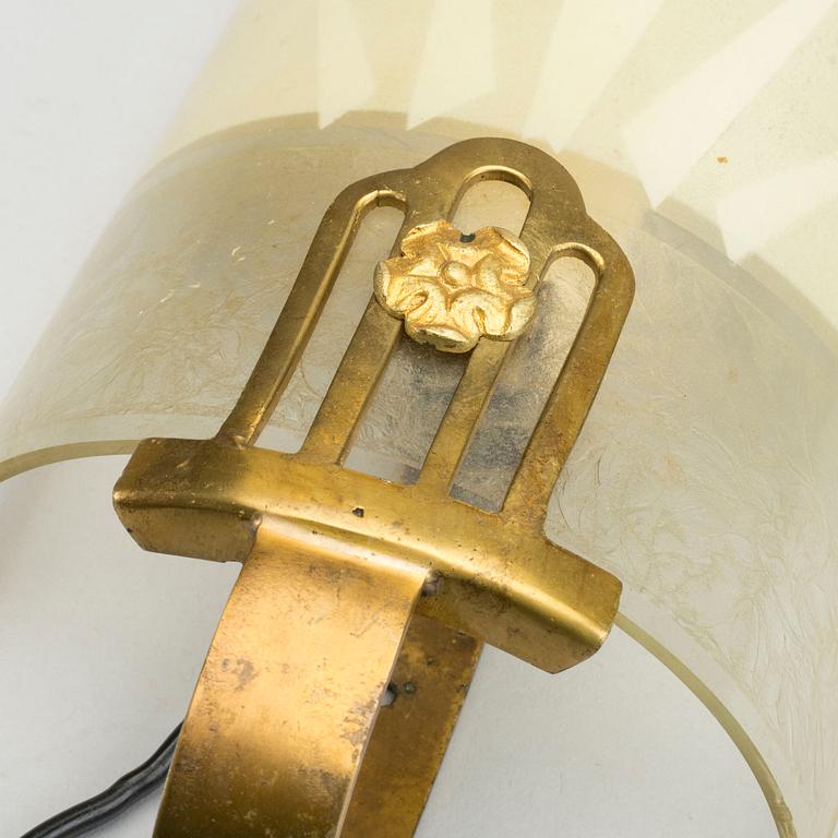 An Art Deco wall lamp.