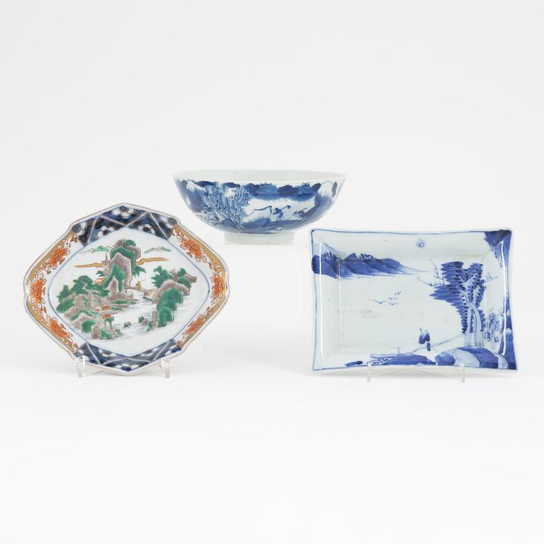 A Japanese porcelain bowl and two dishes, Edo period (1603-1868), 19th Century.