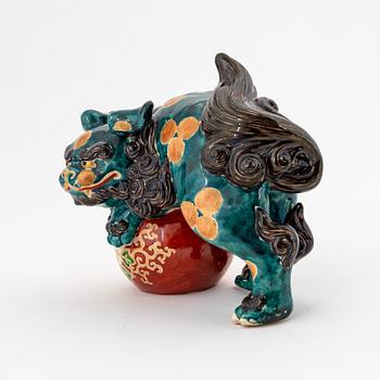 A Japanese ceramic Buddhist lion, 20th century.