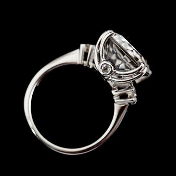 RING, 14 k vitguld, oval fasettslipad kvarts och 10 briljantslipade diamanter totalt ca 0.05 ct.