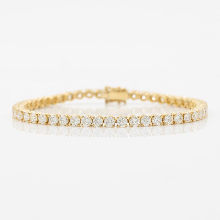 Tennis bracelet in 18K gold with round brilliant-cut diamonds.