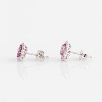 Örhängen med rosa safirer och briljantslipade diamanter.