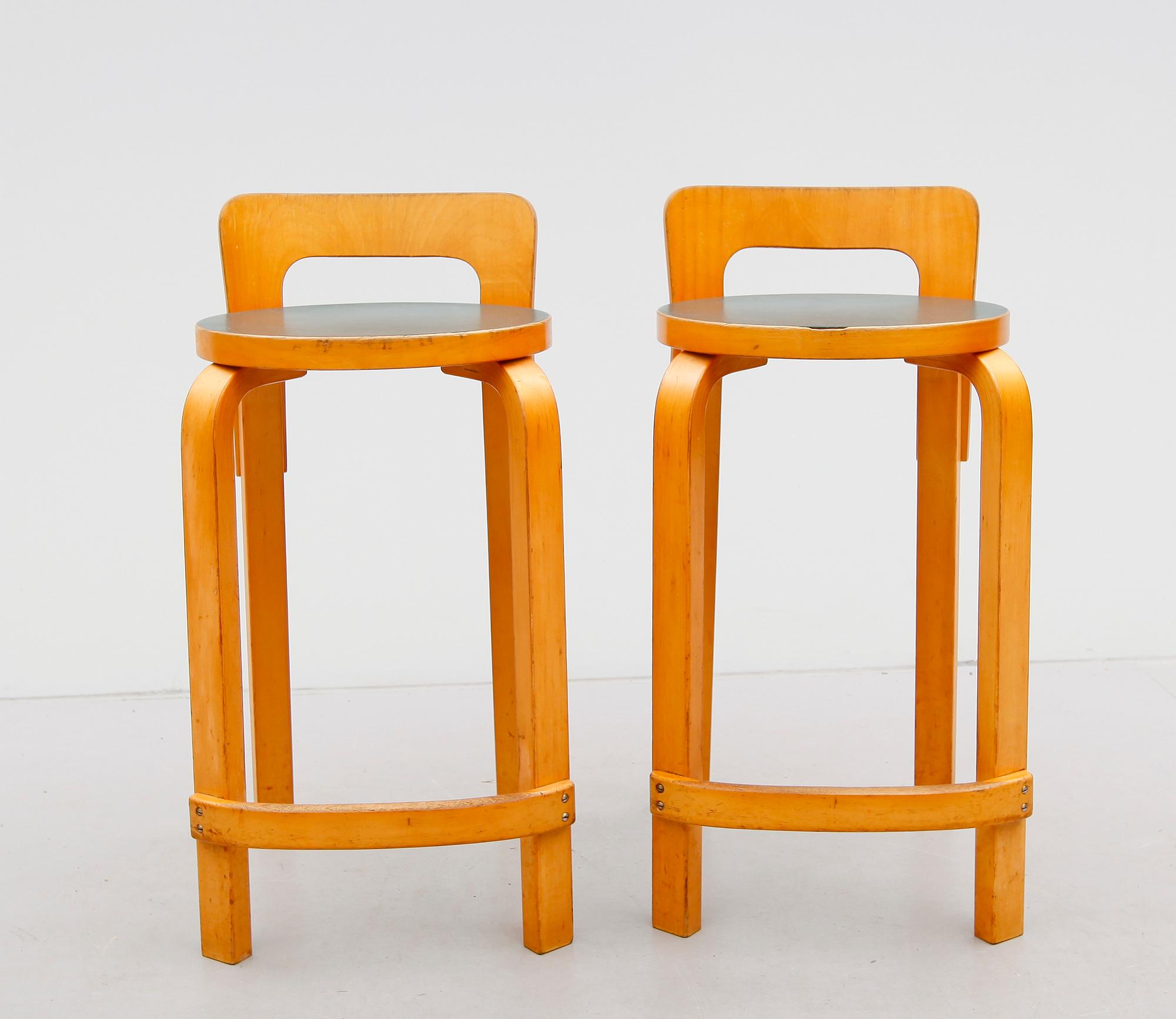 BARPALLAR, 1 par, "NV45", Alvar Alto, för Artek, Finland, 1900-talets första hälft.