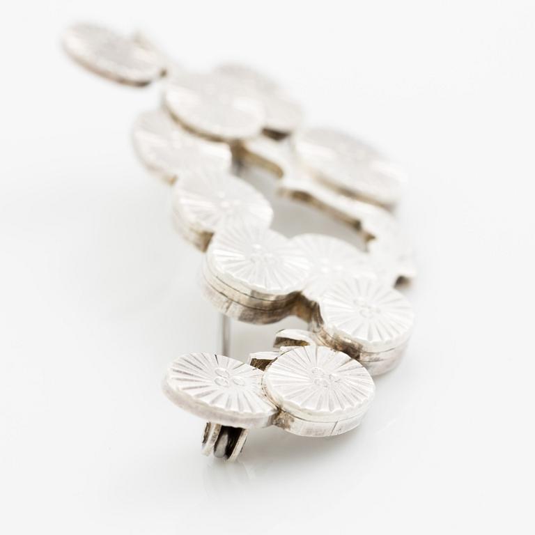 Wiwen Nilsson, brosch i form av kvist, sterlingsilver, Lund 1954.
