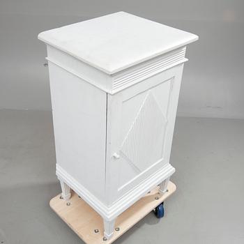 POTTSKÅP, gustaviansk stil, 1900-tal.