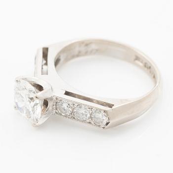 Ring, 18K white gold with brilliant-cut diamonds.