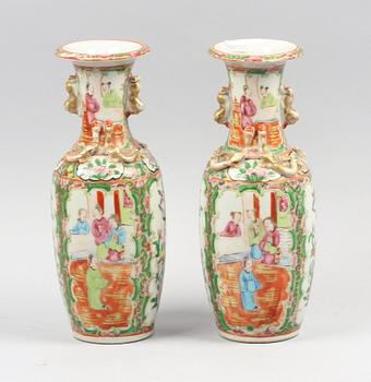 VASER, ett par, porslin, 1800/1900-tal.