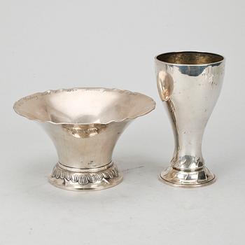VAS samt SKÅL, silver, bland annat Guldsmedsaktiebolaget Stockholm, 1920. Total vikt ca 489g.