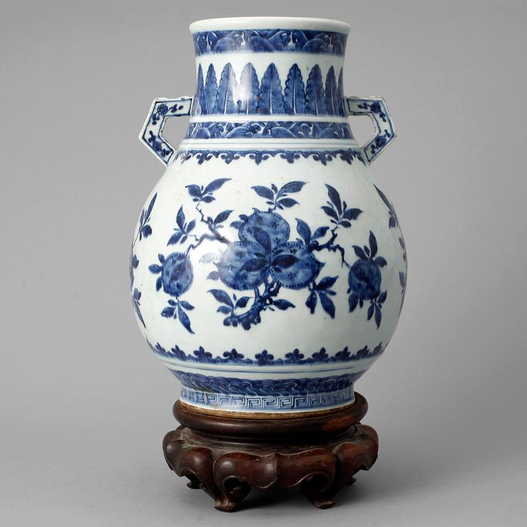 A blue and white pomegranate vase, Qing dynasty, 19th Century.
