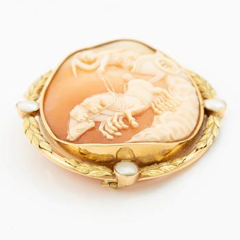 Brooch, 18K gold with shell cameo in the form of possibly Helios.