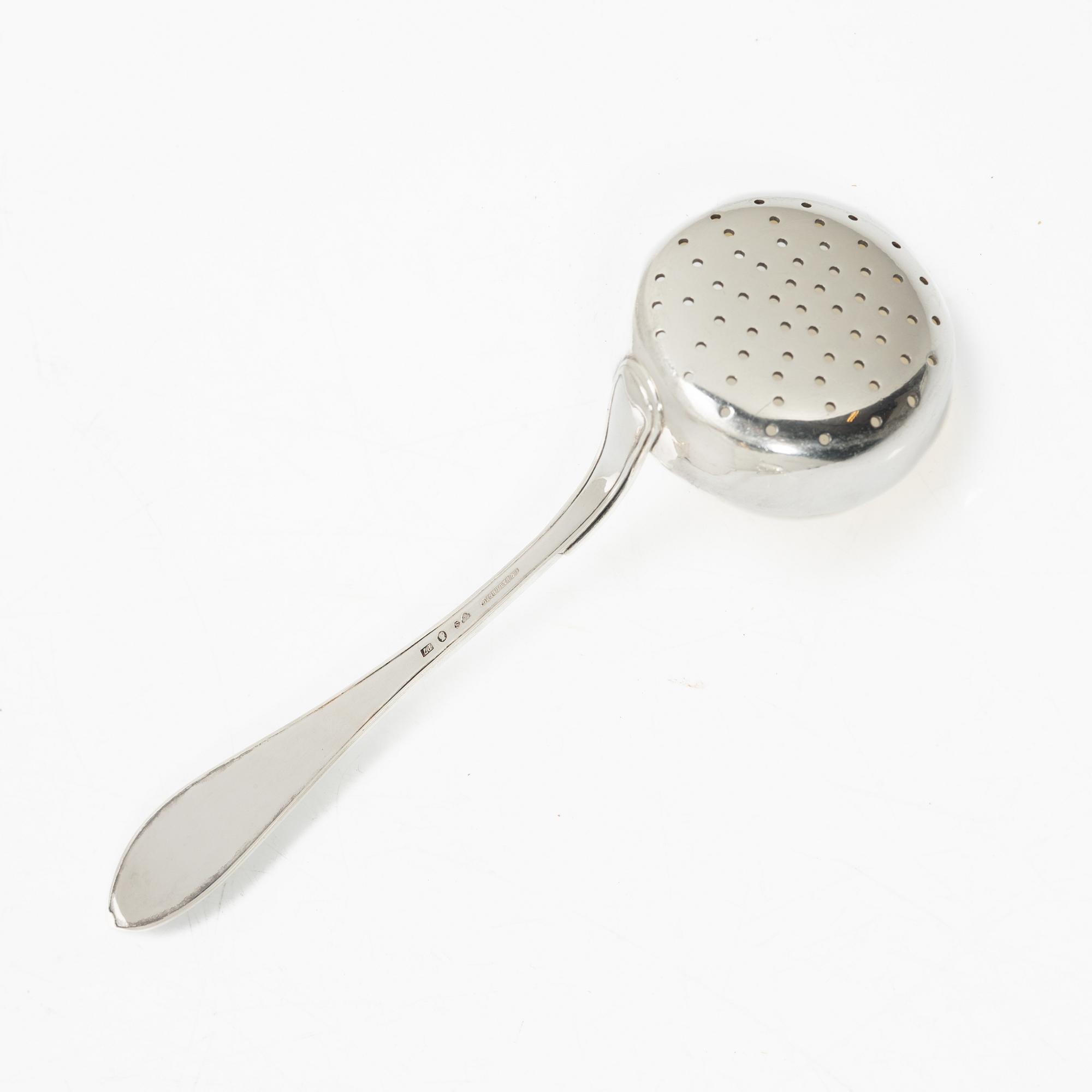 Firma Carl Fredrik Carlman, sockerskål med lock samt strösked, silver, Stockholm 1919.