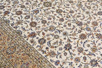 A carpet, Kashan, ca 400 x 289 cm.