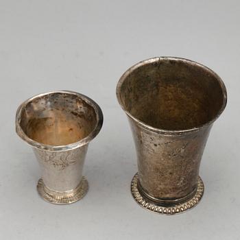 BÄGARE, 2 stycken, silver bland annat Daniel Ekelöf Örebro(verksam1723-1750). Total vikt ca 115 gram.