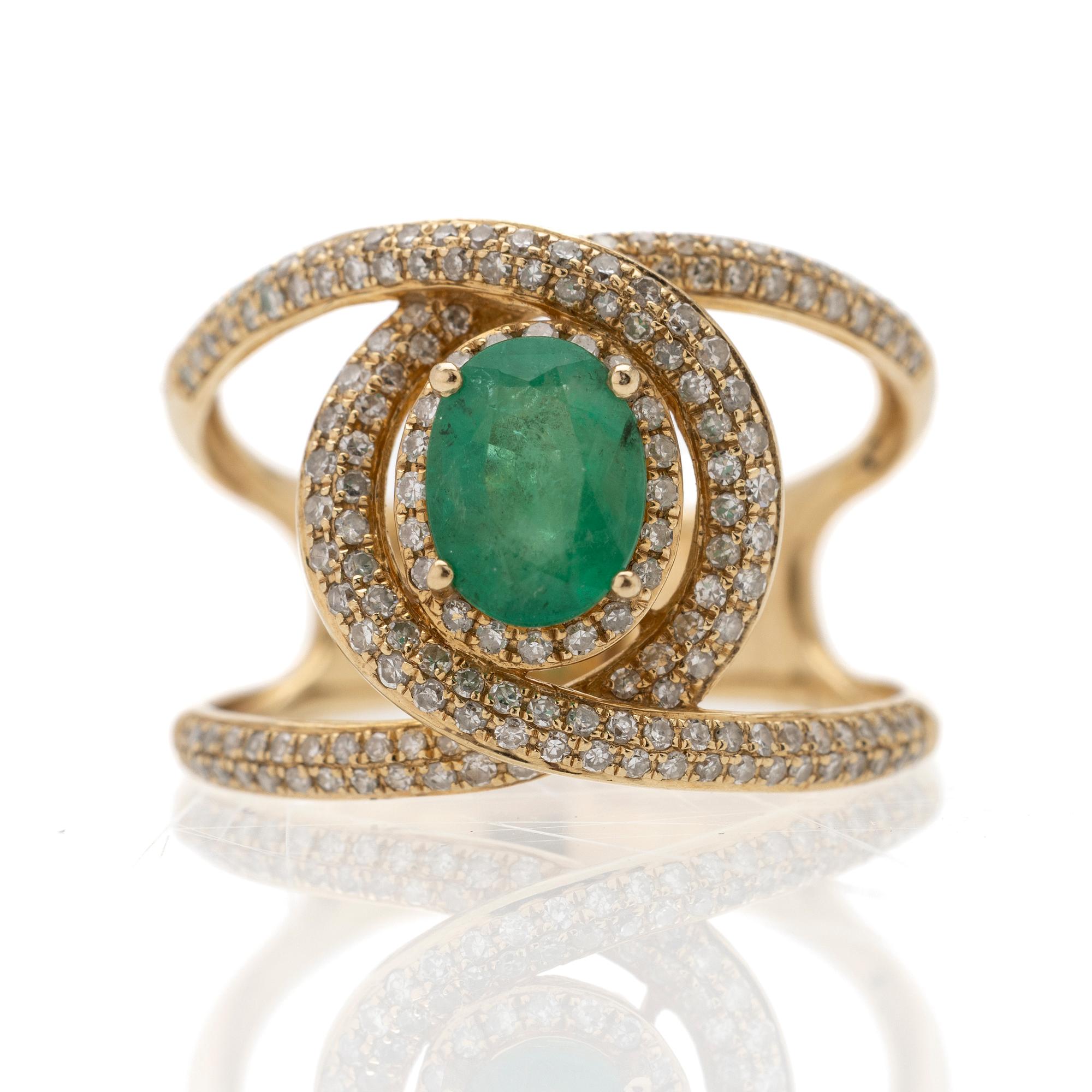 Ring 14K guld med en smaragd och diamanter.