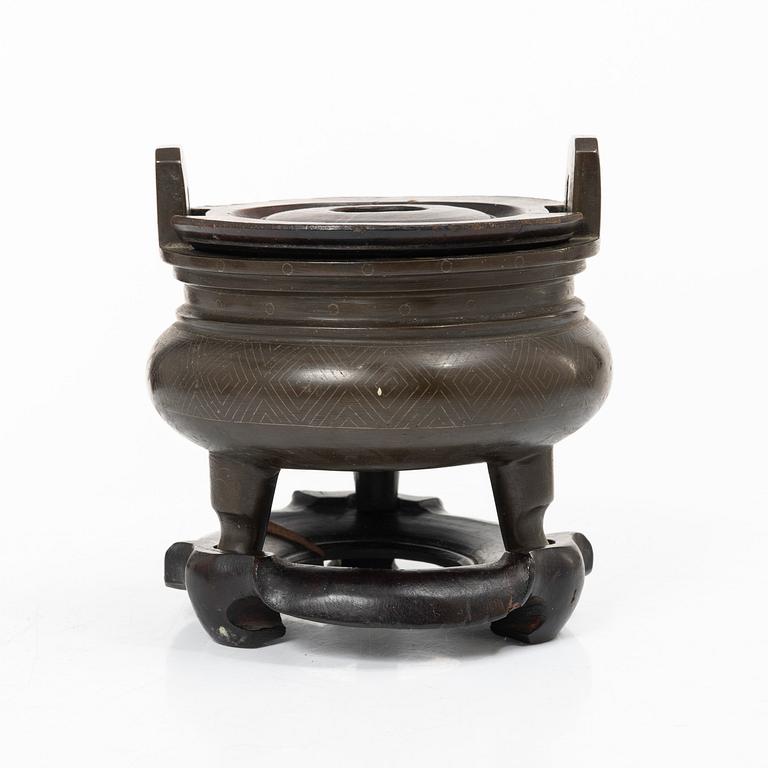 A tripod, Japan, early 20th century.