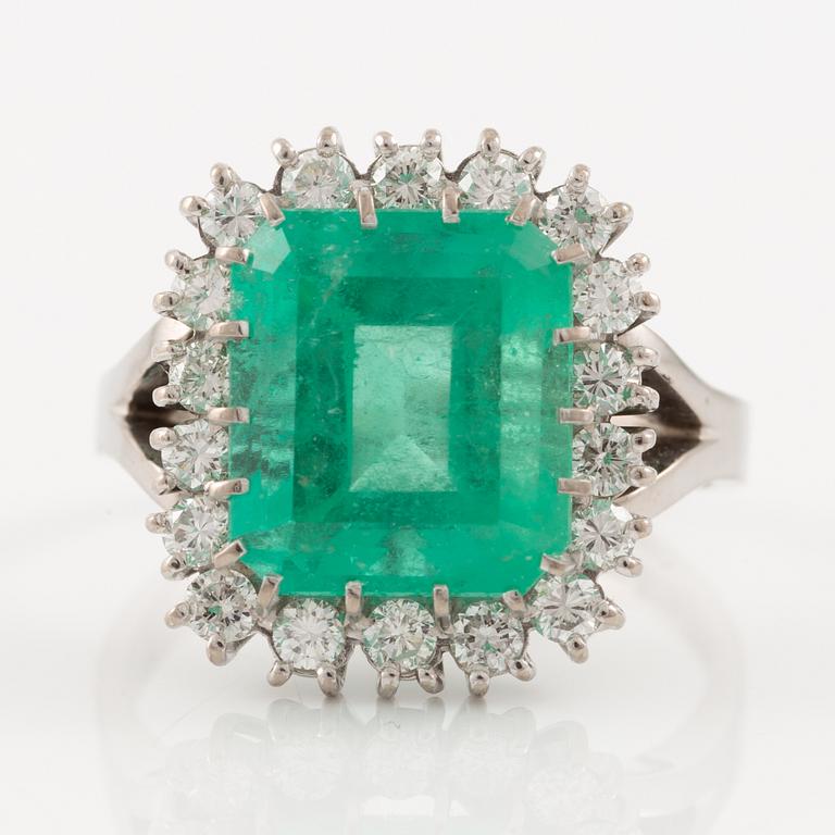 Ring, cocktailring, 18K vitguld med smaragdslipad smaragd och briljantslipade diamanter.