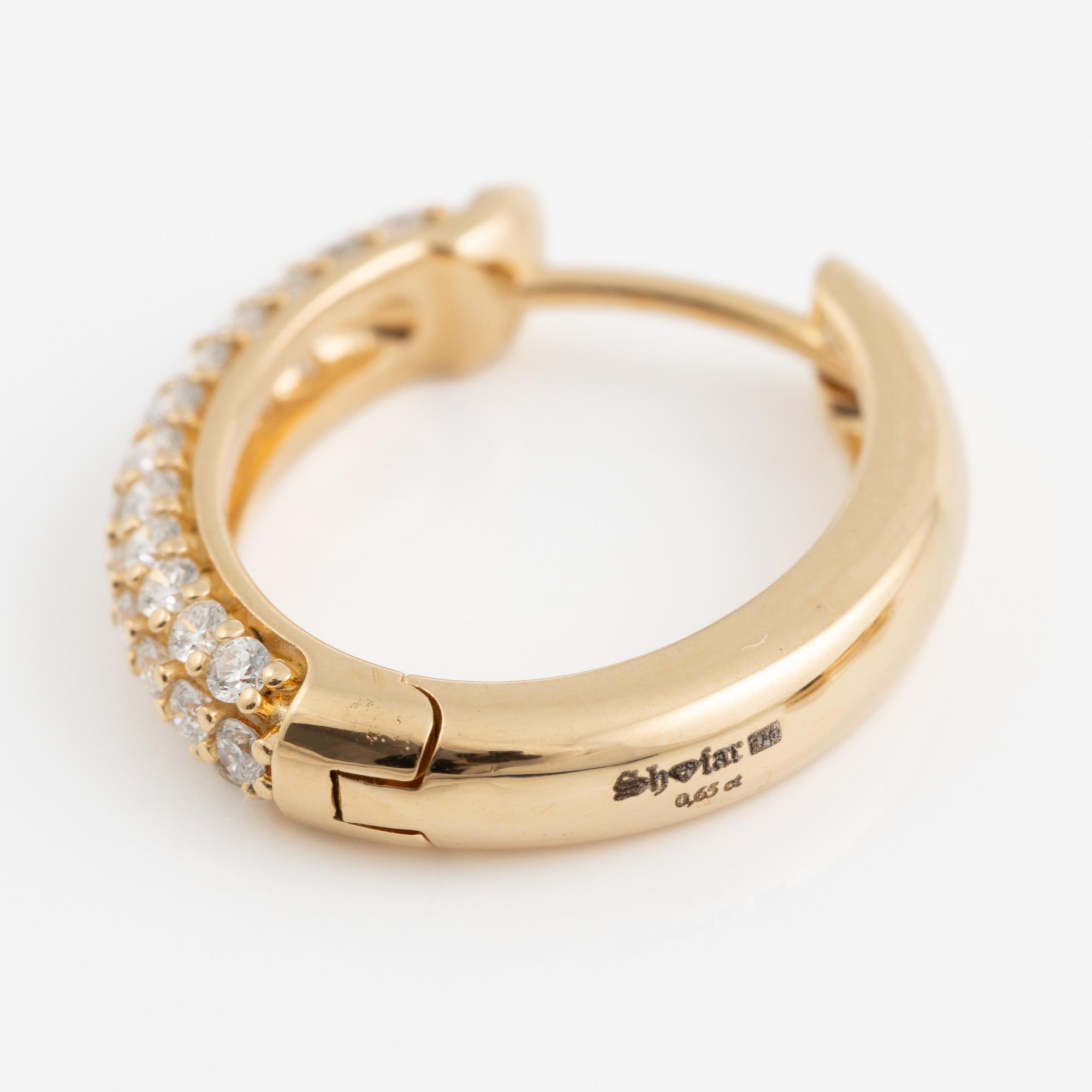 Hoop earrings in 18K gold set with brilliant-cut diamonds.