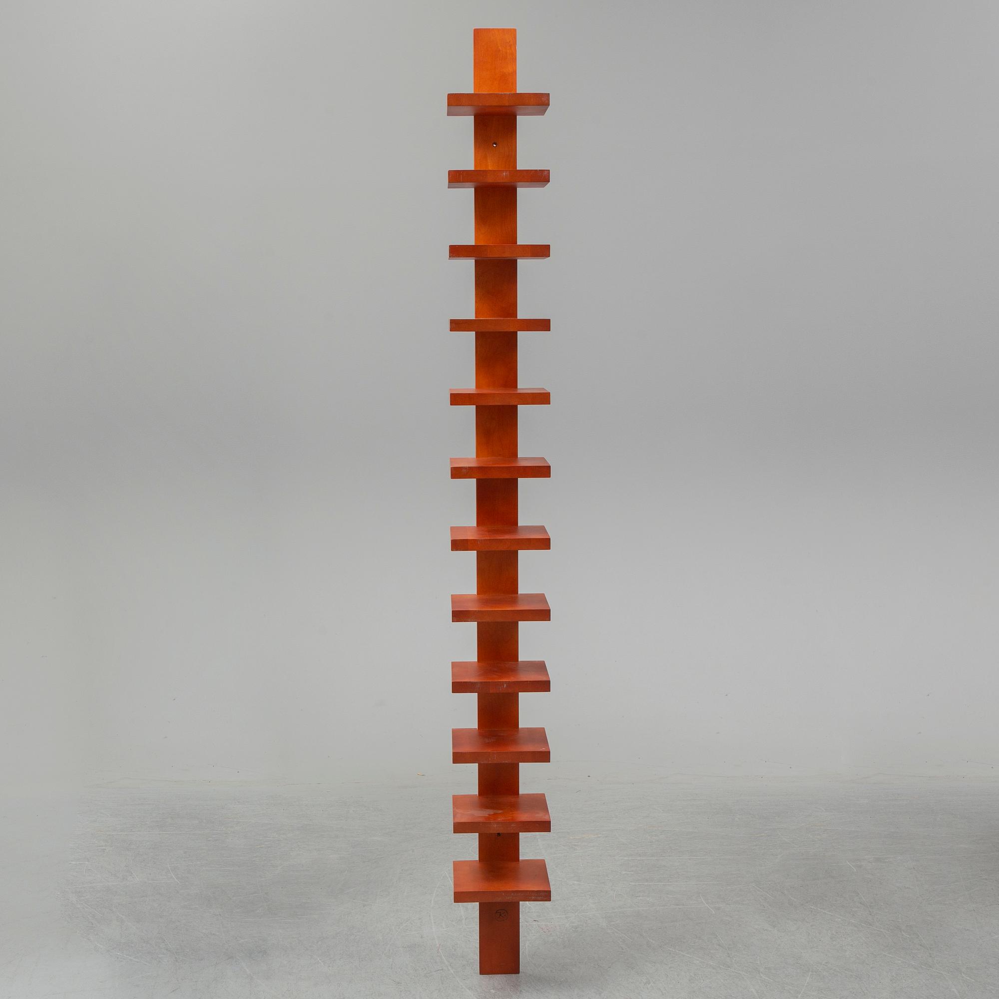 JOHN KANDELL, hylla, "Pilaster", Källemo, formgiven 1989.