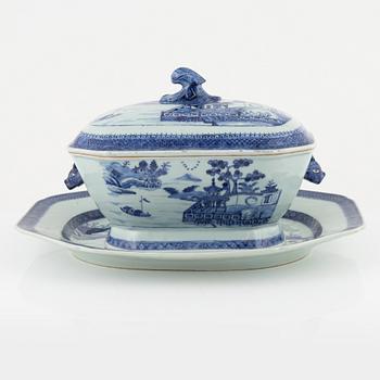 A blue and white porcelain tureen with lid and stand, China, Qianlong (1736-95).