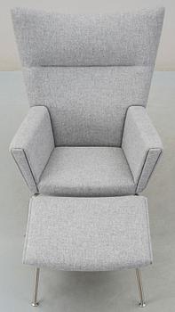 FÅTÖLJ OCH FOTPALL, "Wing Chair", modell CH445 och CH446, Hans J. Wegner, Carl Hansen & Son, Danmark, 2012.