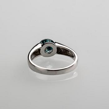 RING, 14 k vitguld med syntetisk blå diamant, ca 1.00 ct. Vikt ca 4 g.