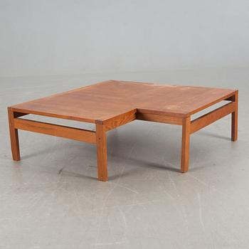 FÅTÖLJER, ett par och BORD, Ole Gjerlöv-Knudsen och Torbjörn Lind, France & Son, Danmark, 1900-talets andra hälft.