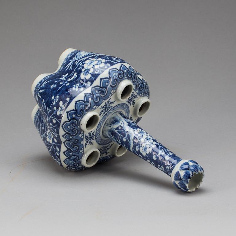TULPANVAS, porslin, Kina, sen Qing. 1800-tal.