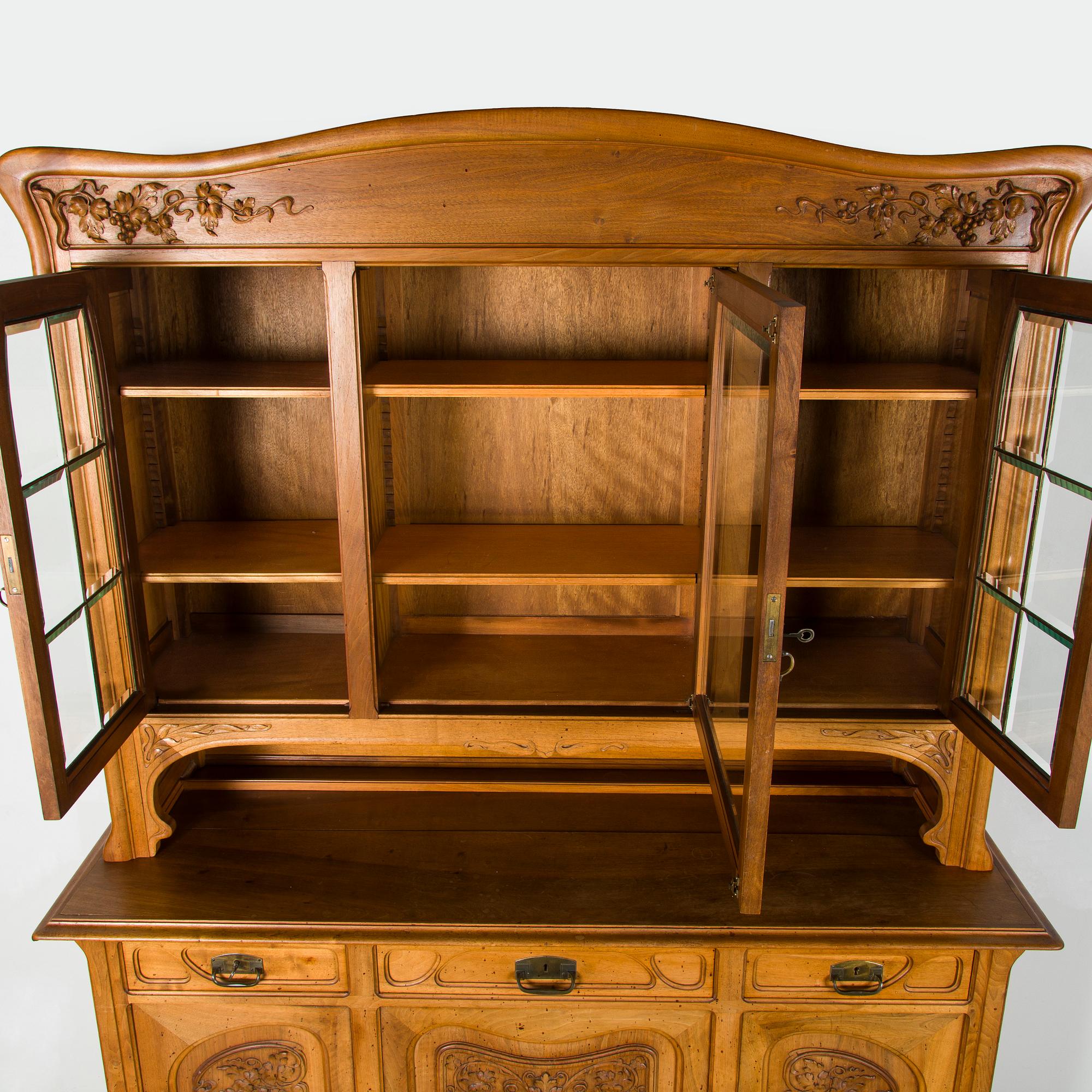 Vitrinskåp, tidigt 1900-tal.