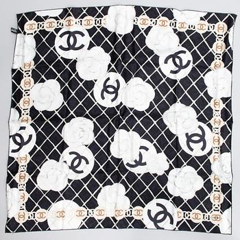 CHANEL, SIDENSCARF MED ett par örhänge.