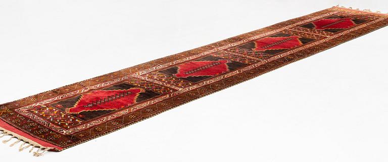 An antique Sivas runner, Ottoman Empire (Turkey), ca 495 x 105 cm (the ends with 9-7.5 cm flat weave on each side).